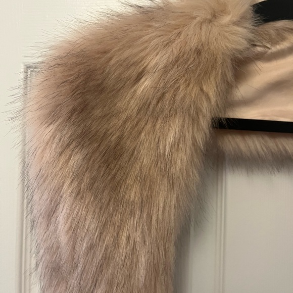 ✨ Blush Pink and Gray Faux Fur Stole/Wrap - Picture 4 of 5